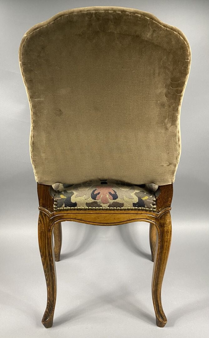 Ensemble de six chaises en noyer mouluré à dossier violoné posant sur des pieds…