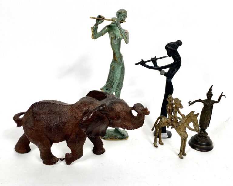 Ensemble divers en bronze et matières composites : deux joueuses de flûte, deux…