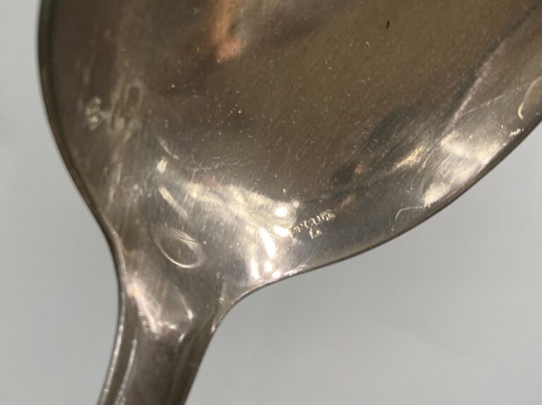 ERCUIS - Ménagère en métal argenté style Art Déco comprenant : - - 12 couverts…