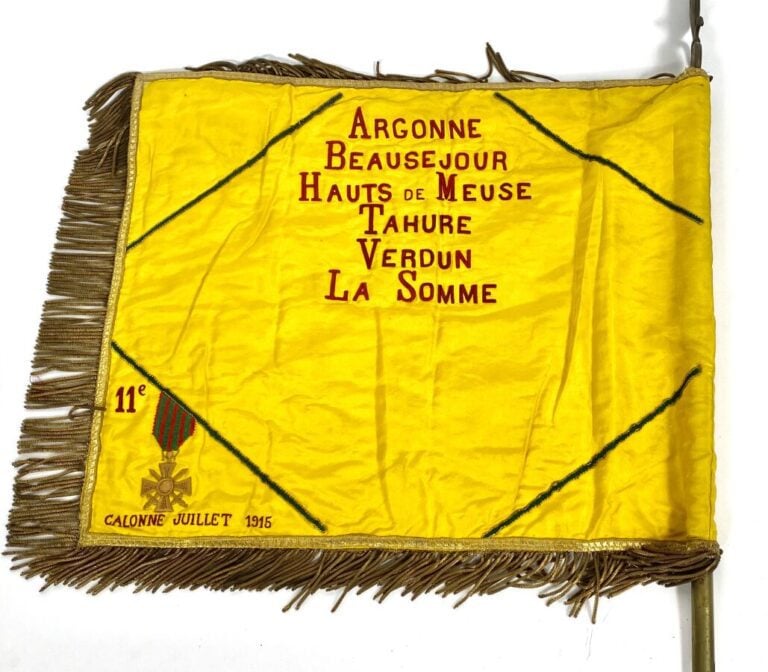 Fanion en soie jaune brodé sur les 2 faces : 1) 128e, 3e Bataillon / 2) Argonne…