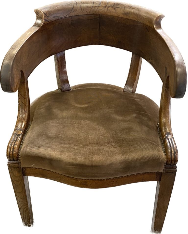 Fauteuil de bureau en bois mouluré, le dossier en gondole ajouré, accotoirs à c…