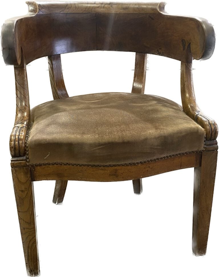 Fauteuil de bureau en bois mouluré, le dossier en gondole ajouré, accotoirs à c…