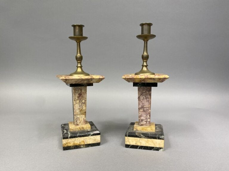 Garniture de cheminée comprenant une pendule en marbre veiné flanqué de deux éc…