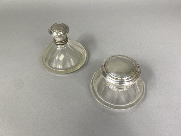 Garniture de toilette en argent (800) comprenant un face à main, un tire-lacet,…