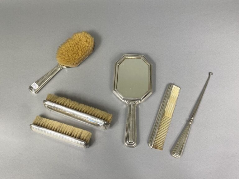 Garniture de toilette en argent (800) comprenant un face à main, un tire-lacet,…