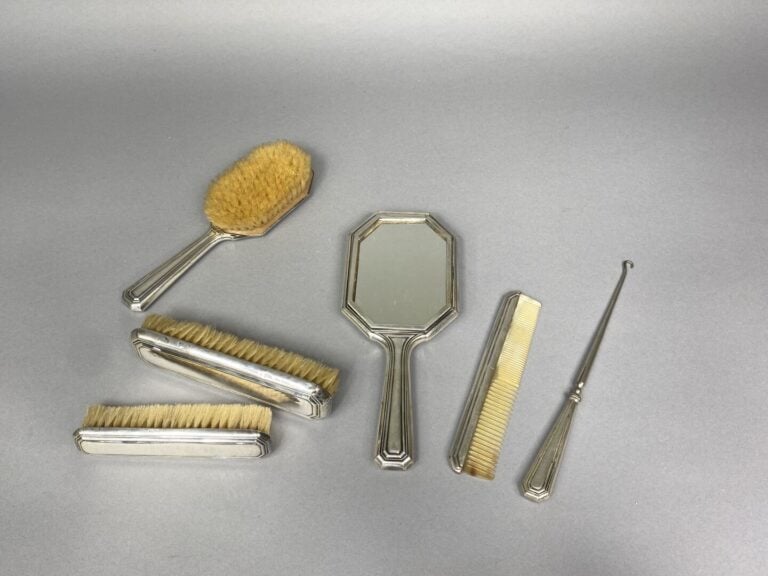 Garniture de toilette en argent (800) comprenant un face à main, un tire-lacet,…