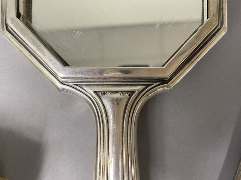 Garniture de toilette en argent (800) comprenant un face à main, un tire-lacet,…