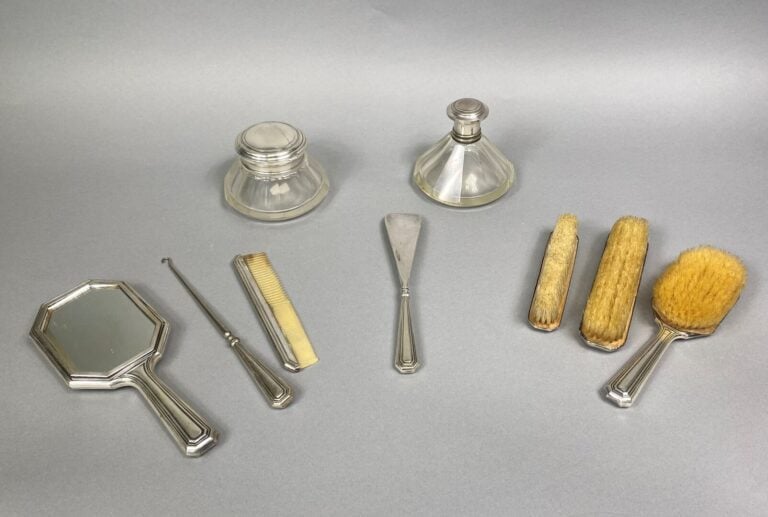 Garniture de toilette en argent (800) comprenant un face à main, un tire-lacet,…