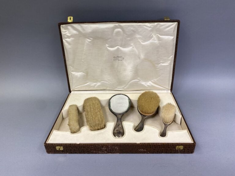 Garniture de toilette en argent (925) comprenant quatre brosses et un face-main…