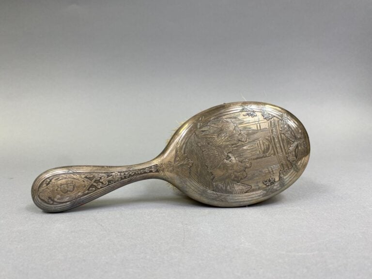 Garniture de toilette en argent (925) comprenant quatre brosses et un face-main…
