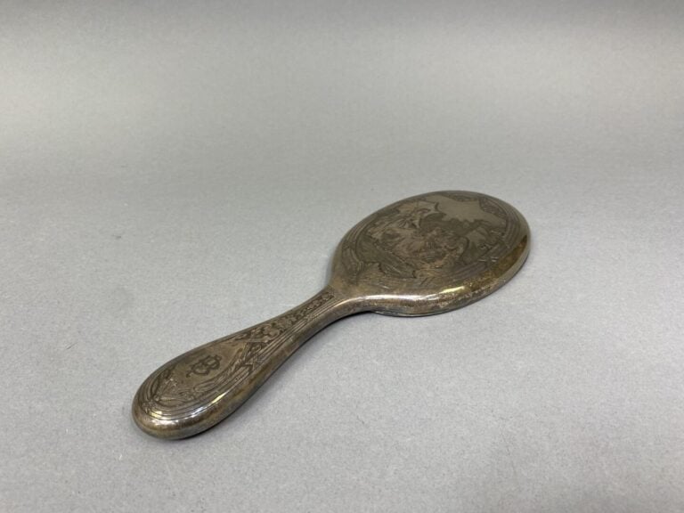 Garniture de toilette en argent (925) comprenant quatre brosses et un face-main…