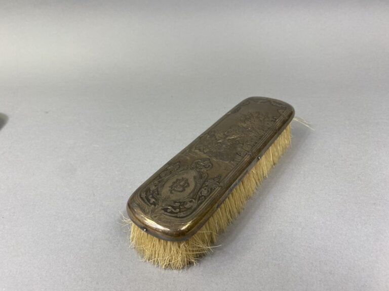 Garniture de toilette en argent (925) comprenant quatre brosses et un face-main…