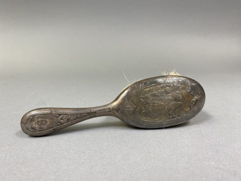 Garniture de toilette en argent (925) comprenant quatre brosses et un face-main…