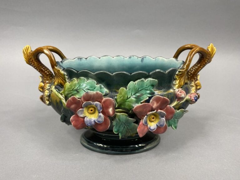 Garniture en barbotine comprenant une jardinière à décor de motifs floraux en r…