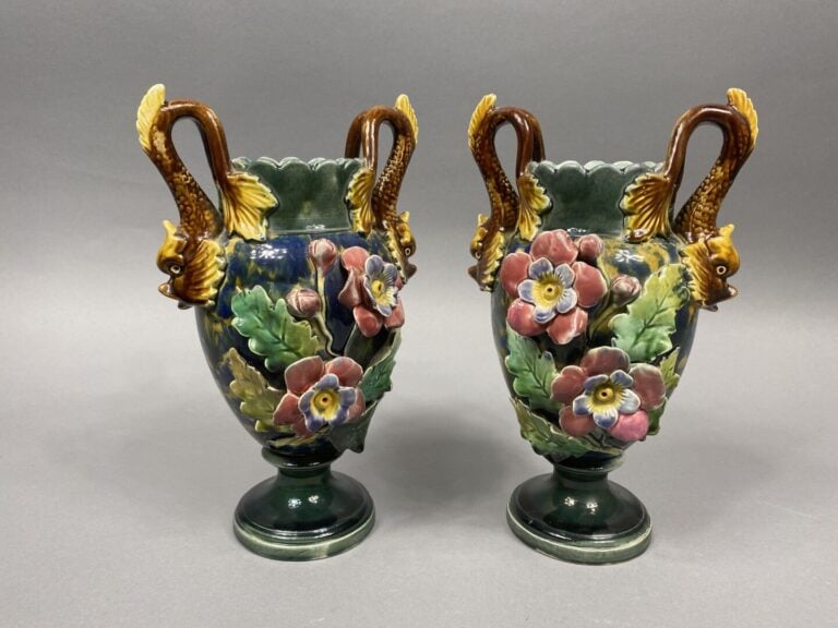 Garniture en barbotine comprenant une jardinière à décor de motifs floraux en r…