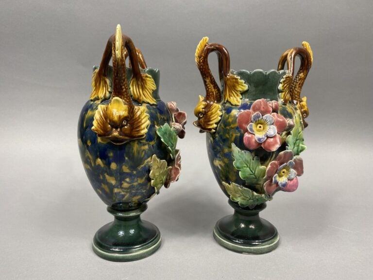 Garniture en barbotine comprenant une jardinière à décor de motifs floraux en r…
