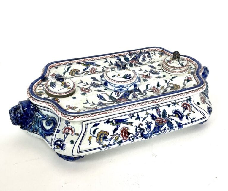 Grand encrier de bureau en faïence de Gien polychrome à décor "Rouen" de cornes…