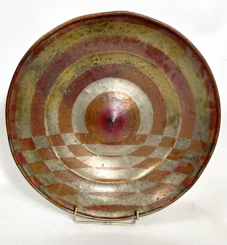 Grand plat creux en dinanderie à motifs géométriques - Diamètre : 40 cm