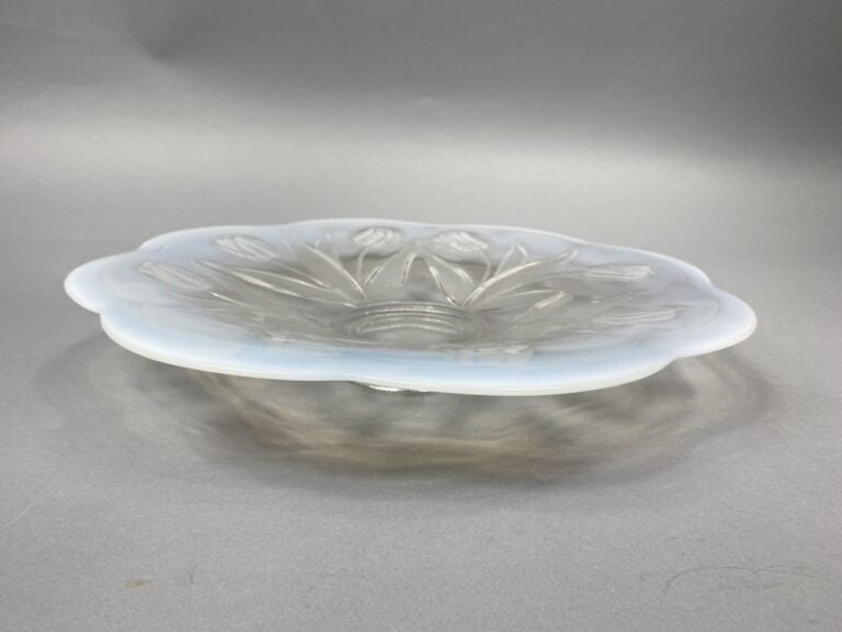 Grand plat de forme polylobée en verre moulé légèrement opalescent à décor de f…