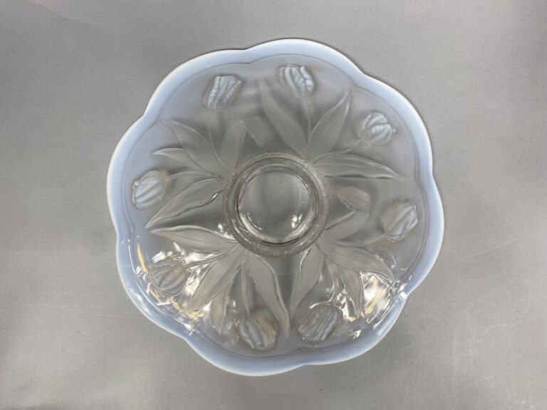 Grand plat de forme polylobée en verre moulé légèrement opalescent à décor de f…