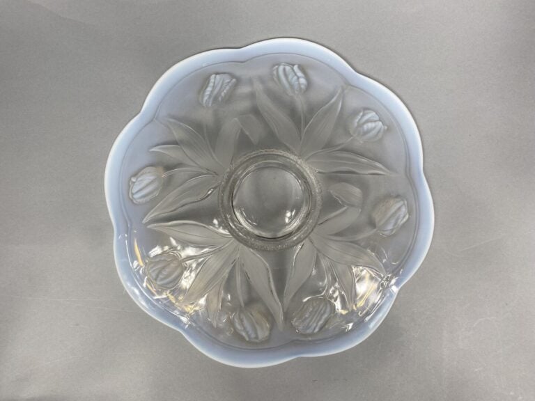 Grand plat de forme polylobée en verre moulé légèrement opalescent à décor de f…