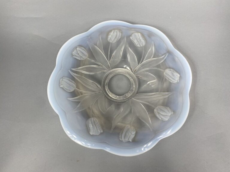 Grand plat de forme polylobée en verre moulé légèrement opalescent à décor de f…