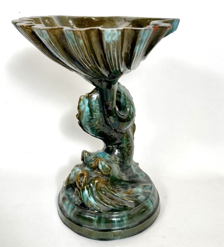 Grande coupe en céramique émaillée flammée verte à décor de dauphin (accident c…
