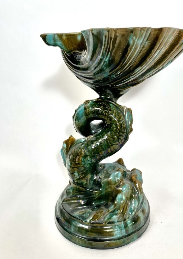 Grande coupe en céramique émaillée flammée verte à décor de dauphin (accident c…