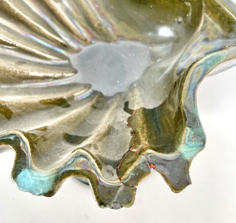 Grande coupe en céramique émaillée flammée verte à décor de dauphin (accident c…