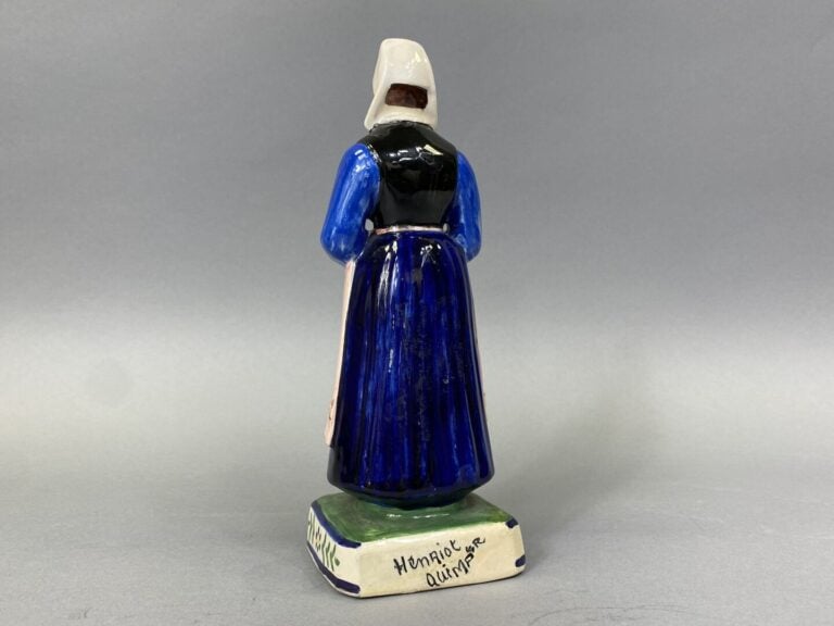 HENRIOT-QUIMPER - Sujet en faïence émaillée polychrome représentant une femme e…