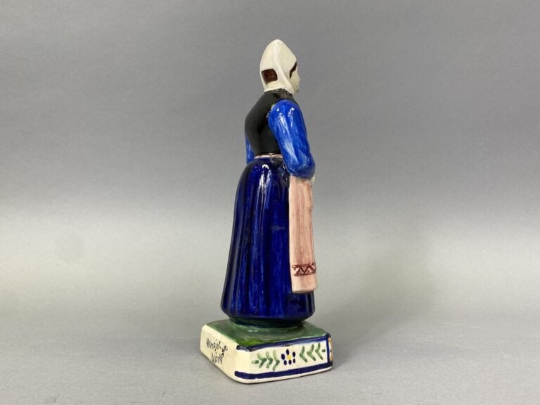 HENRIOT-QUIMPER - Sujet en faïence émaillée polychrome représentant une femme e…