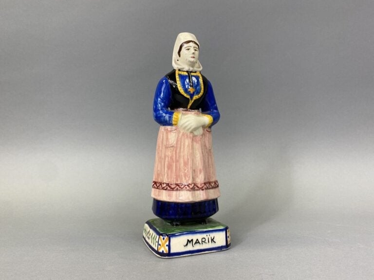HENRIOT-QUIMPER - Sujet en faïence émaillée polychrome représentant une femme e…