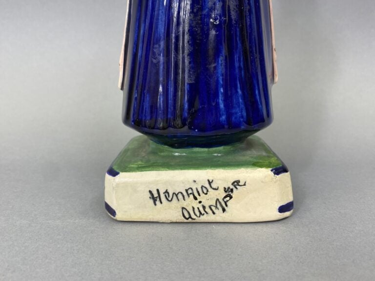 HENRIOT-QUIMPER - Sujet en faïence émaillée polychrome représentant une femme e…