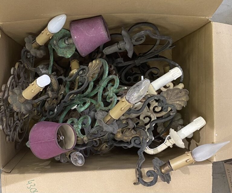 Important lot d'appliques en fer forgé, métal peint ou doré à décor de volutes…
