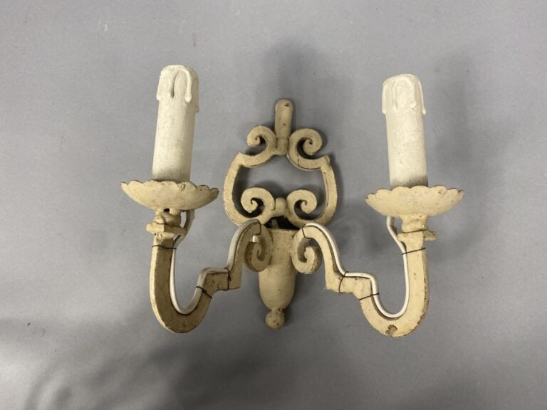 Important lot d'appliques en fer forgé, métal peint ou doré à décor de volutes…