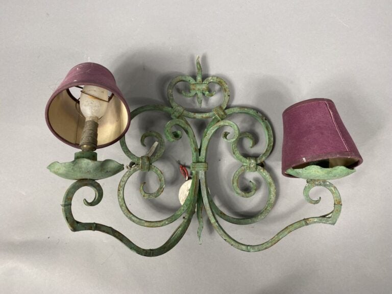 Important lot d'appliques en fer forgé, métal peint ou doré à décor de volutes…