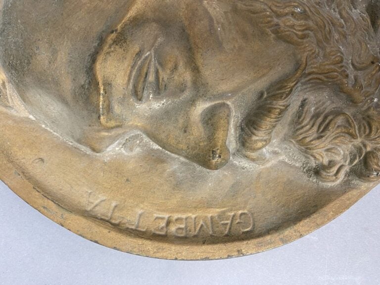 Important médaillon en bronze patiné représentant le profil de Léon Gambetta -…