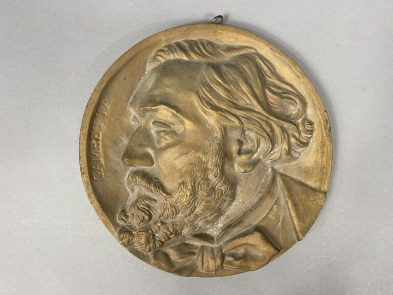 Important médaillon en bronze patiné représentant le profil de Léon Gambetta -…