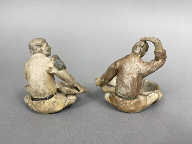 Japon - Ensemble deux personnages en terre cuite - Marque au dessous - H : 7.5…