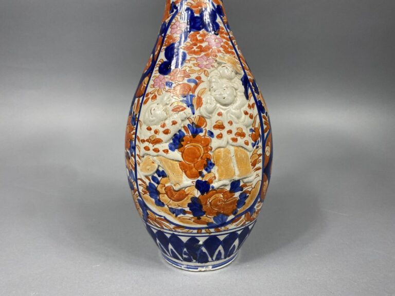 Japon - Vase à col polylobé à décor dans le gout Imari - H : 37.5 cm - (éclats,…