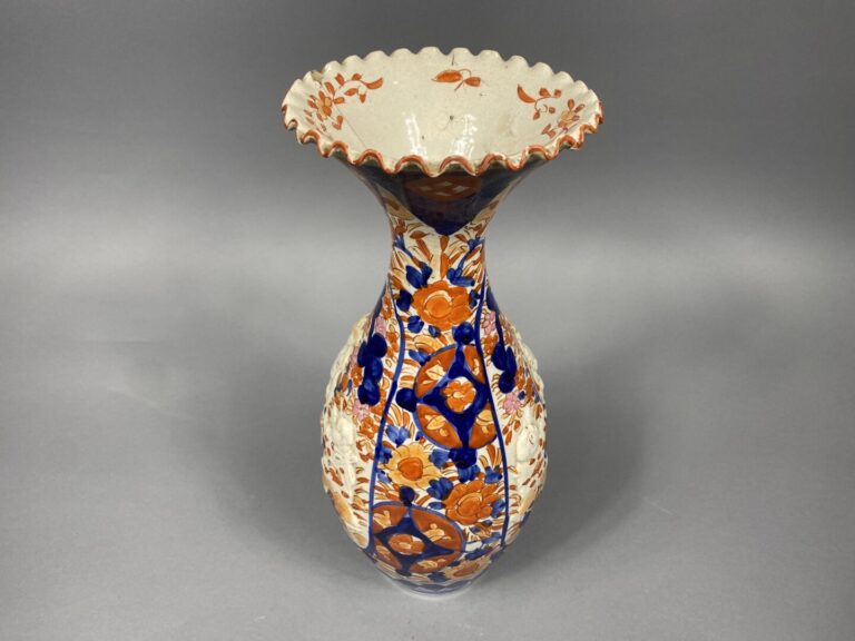 Japon - Vase à col polylobé à décor dans le gout Imari - H : 37.5 cm - (éclats,…
