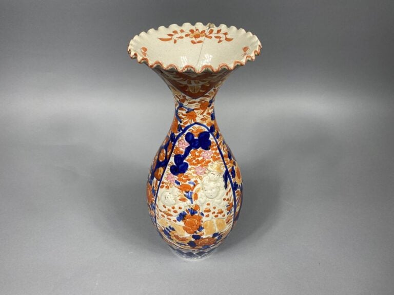 Japon - Vase à col polylobé à décor dans le gout Imari - H : 37.5 cm - (éclats,…