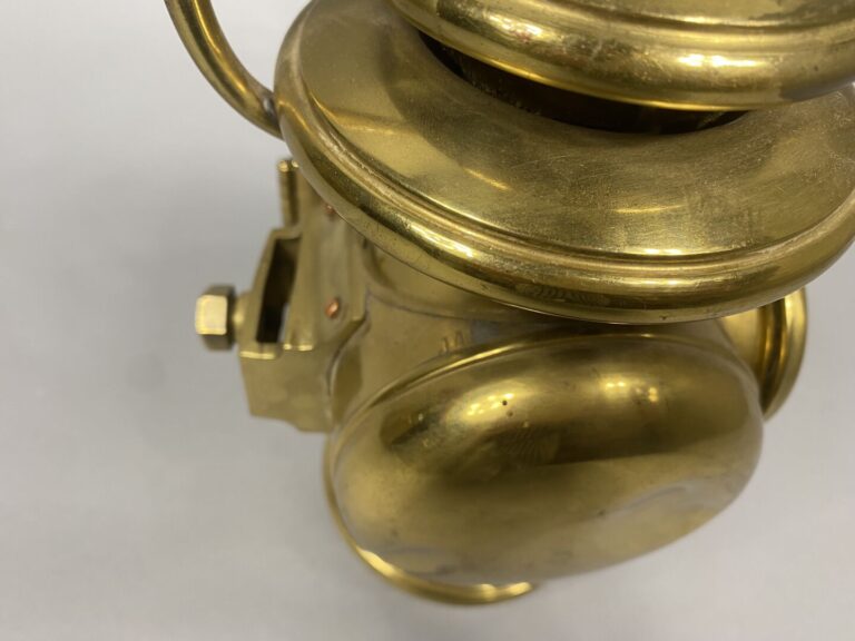 Lampe de fiacre en laiton doré - Marqué "B.R.C" - H : 30 cm - (enfoncements, tr…