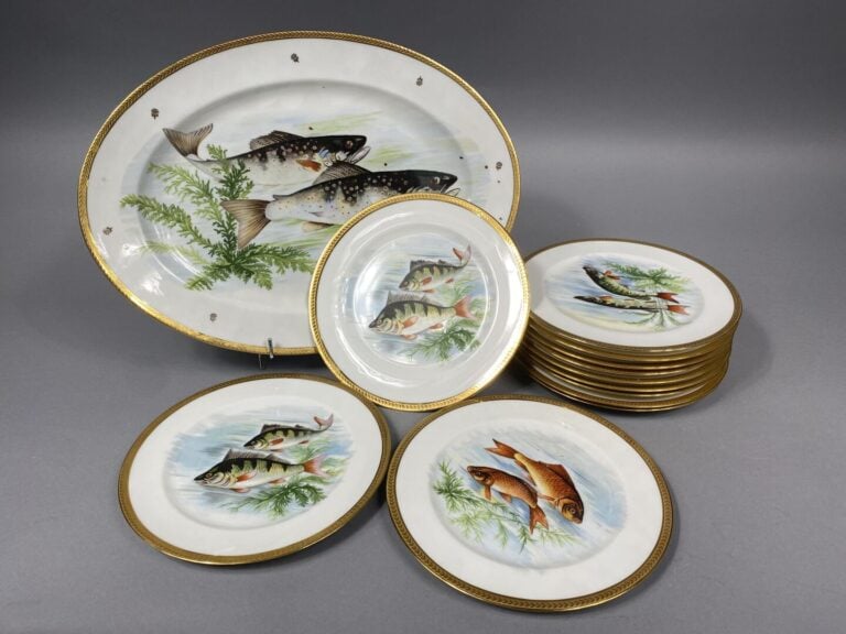 LIMOGES - Service à poisson en porcelaine polychrome comprenant un plateau oval…