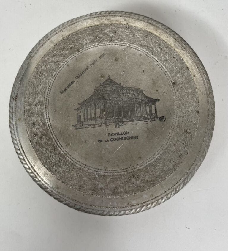 Lot comprenant : deux tasses en porcelaine Chine, montées argent bas -titre, bo…