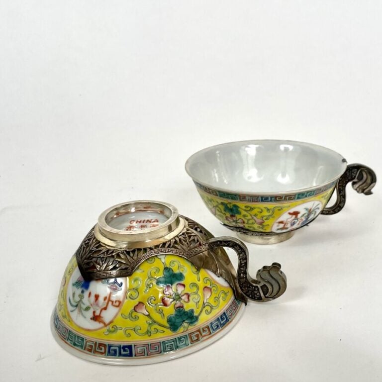 Lot comprenant : deux tasses en porcelaine Chine, montées argent bas -titre, bo…