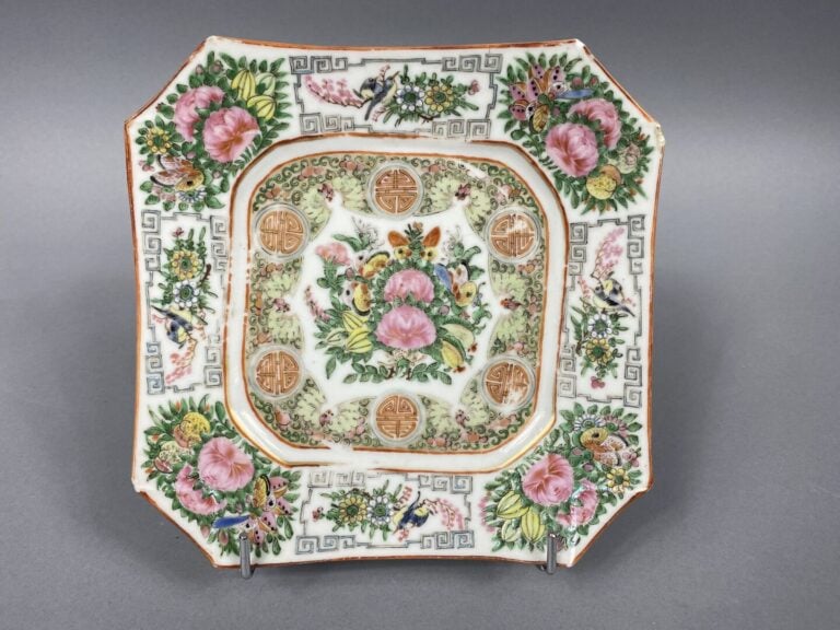Lot d'assiettes en porcelaine émaillée dans le gout de la famille Rose, dans le…