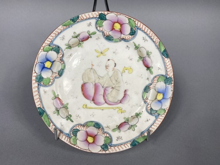 Lot d'assiettes en porcelaine émaillée dans le gout de la famille Rose, dans le…