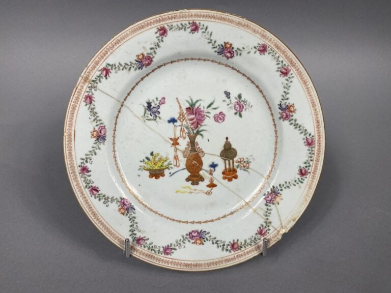 Lot d'assiettes en porcelaine émaillée dans le gout de la famille Rose, dans le…