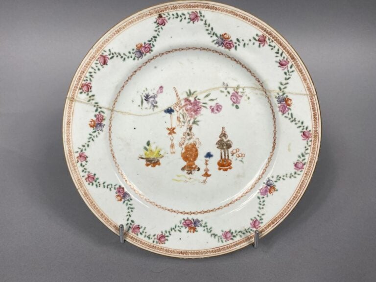 Lot d'assiettes en porcelaine émaillée dans le gout de la famille Rose, dans le…